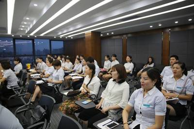關(guān)注服務(wù)禮儀，提升服務(wù)質(zhì)量 西安市旅游信息咨詢中心全員培訓(xùn)紀(jì)實(shí)